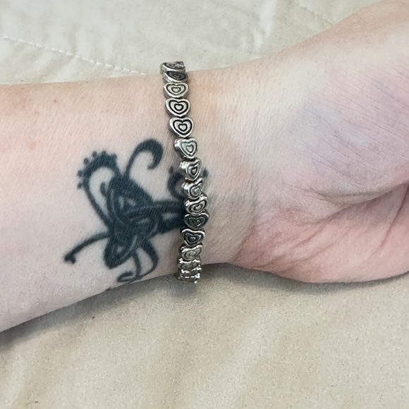 2/$15 Silver tone stretchy bracelet w/carved Heart beads all the way around - Picture 7 of 13